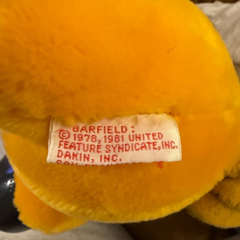 Vintage 1981 Garfield Ice Skater Plush – Winter Hat, Scarf & Ice Skates - Picture 4 of 6
